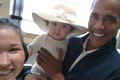 Cựu tổng thống Obama lại "trổ tài" bế trẻ con