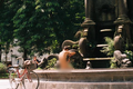 Người đàn ông hồn nhiên "tắm tiên" trong công viên tại Hà Nội