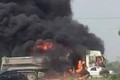 Xe tải bốc cháy “ngùn ngụt”, tài xế thoát chết trong gang tấc