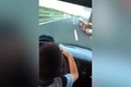 Video: Bố để con 7 tuổi lái xe chạy 120km/h,  vượt xe tải trên cao tốc