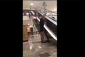 Video: Nghịch dại đu tay lên thang cuốn, gái trẻ nhận trái đắng