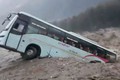 Video: Dòng nước "nuốt chửng" xe khách, miền bắc Ấn Độ chìm trong lũ lụt