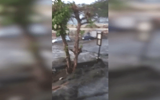 Sóng thần ở Indonesia biến đường thành sông chỉ trong tích tắc