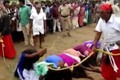 Video: Trăm phụ nữ quỳ rạp chịu đòn đau thấu xương của pháp sư
