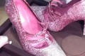 Đôi giày nạm kim cương hồng chóe giá 101 tỷ đồng