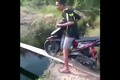 Video: Cái kết đắng cho thanh niên đi xe máy qua cầu ván