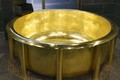 Bồn tắm bằng vàng 18 carat nặng nhất thế giới ở Nhật Bản