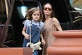 Angelina Jolie giảm cân rõ rệt, phờ phạc ra phố mua sắm cùng con gái