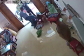 Video: Nhóm côn đồ xông vào nhà đánh đập phụ nữ chấn thương sọ não
