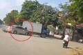 Video: Thanh niên văng lên nắp capo thoát chết thần kỳ sau tai nạn kinh hoàng