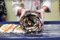 Video: Sushi hải sản "siêu to khổng lồ" dài 10 m thách thức người ăn
