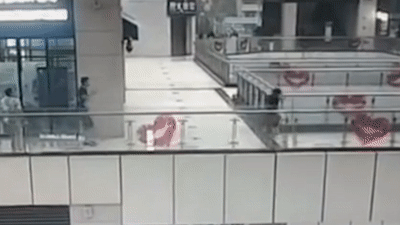 Video: Nước mưa tràn vào trung tâm mua sắm, cuốn trôi người phụ nữ