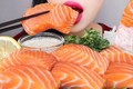 Video: Cô gái Hàn Quốc ăn hết khay cá hồi đặc biệt trong một nốt nhạc