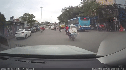Video: Xe điên đâm trực diện, quật ngã người lao công xuống đường