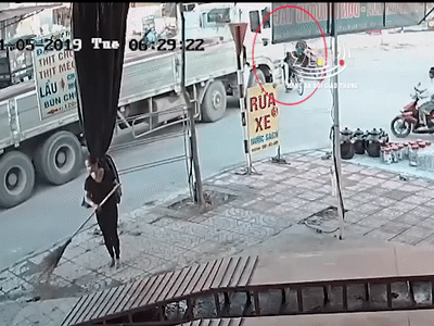 Video: Người phụ nữ suýt bị xe tải cán qua người khi đi vào điểm mù