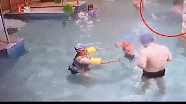 Video: Sốc cảnh bé trai 9 tuổi chết đuối giữa bể bơi đông người