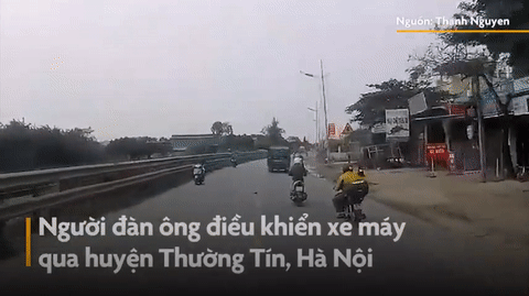 Video: Ngã trước đầu xe tải, tài xế xe máy thoát chết trong gang tấc
