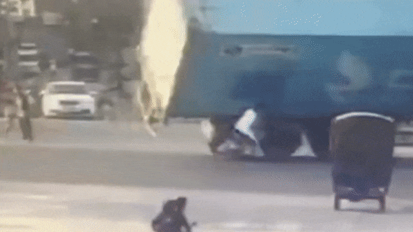 Video: Suýt bị thùng xe container đè bẹp, thanh niên thoát chết tựa phép màu