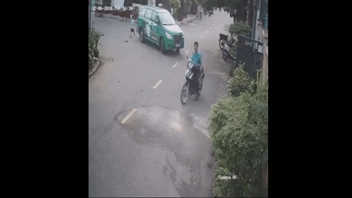 Video: Nín thở khoảnh khắc taxi lùi xe suýt đè lên bé trai đứng giữa đường