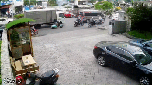 Video: Xế sang tông liên hoàn 5 xe máy, 1 người bị cuốn gầm xe nguy kịch