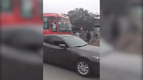 Video: Thanh niên "anh chị" ngang nhiên cầm "hàng nóng" đập phá xe khách trên quốc lộ