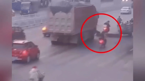 Video: Ngã trước đầu xe tải, tài xế phản xạ thần thánh thoát chết trong gang tấc