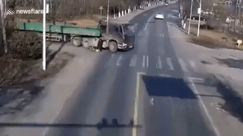 Video: Vượt đúng điểm mù, nam thanh niên bị cuốn vào gầm xe tải thoát chết diệu kỳ