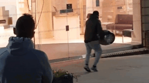 Video: Đập vỡ kính ở ngân hàng, người đàn ông ném khí lạ gây hỗn loạn