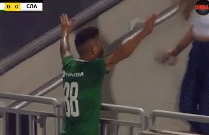 Video: Hôn vợ để ăn mừng bàn thắng, cầu thủ ngẩn ngơ nhận "trái đắng"