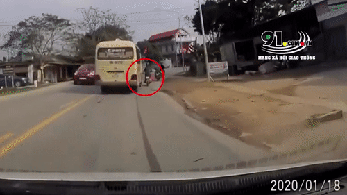 Video: Xe khách chạy ẩu huých ngã xe máy, tài xế thoát chết trong gang tấc