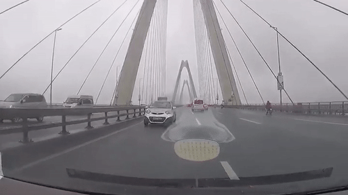 Video: Bức xúc taxi ngang nhiên chạy ngược chiều trên cầu Nhật Tân