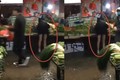 Video: Chân dài nằm gục trên hàng rau, người dân ngó lơ vì sợ virus Corona