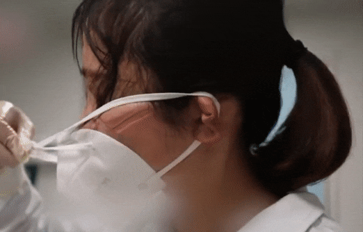 Video: Khoảnh khắc xúc động khi y tá tháo khẩu trang sau những giờ căng thẳng