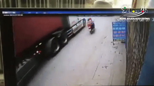 Video: Phanh gấp ngã vào xe container, người phụ nữ chết thảm