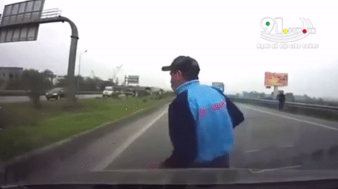Video: Mải chạy sang đường, người đàn ông bị ô tô đâm ngã bất tỉnh