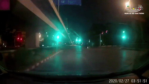 Video: Chạy xe máy vào đường ngược chiều, đôi nam nữ suýt mất mạng