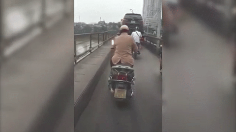 Video: Mặc biển cấm, xe tải cứu hộ ngang nhiên đi qua cầu Long Biên