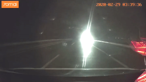 Video: Phẫn nộ 2 ô tô bất chấp nguy hiểm đi ngược chiều trên cao tốc