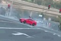 Video: Cô gái bị hất văng khi Ford Mustang đang mải "đốt lốp"