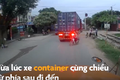 Video: Thót tim xe máy suýt đâm vào container