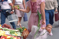 Bức ảnh mẹ xách con đi chợ bất ngờ nổi tiếng sau 33 năm