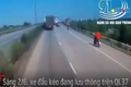 Video: Xe đầu kéo thiếu quan sát, đâm ô tô con xoay 180 độ