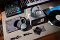 Samsung ra mắt tai nghe chống ồn AKG Y600 NC và AKG Y400