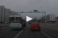 Video : Kẹp chân vào cửa, người đàn ông bị xe buýt kéo lê