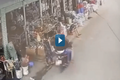 Video : Tên cướp vờ mua hàng để giật dây chuyền