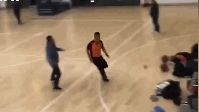 Video: Bị cả đội bóng đuổi đánh, trọng tài hoảng sợ chạy khỏi sân