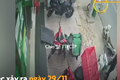 Video : Tên trộm bẻ khóa xe máy khi bảo vệ vừa quay người đi