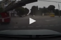 Video : Xe cứu hỏa bị xe buýt đâm giữa giao lộ