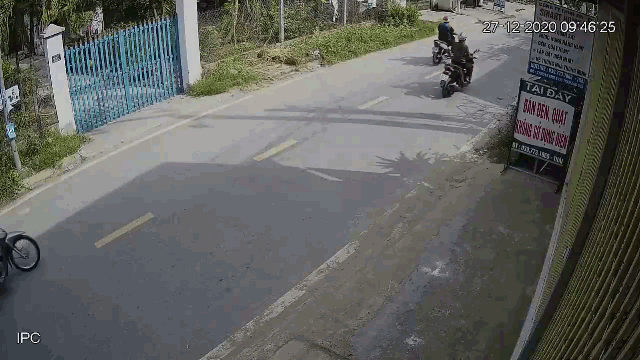 Video: Tên cướp giật túi xách, kéo lê cô gái 3 mét trên đường