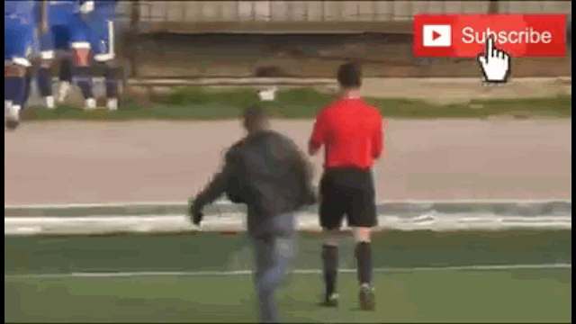 Video:  Trọng tài nổi điên rượt đánh CĐV trên sân